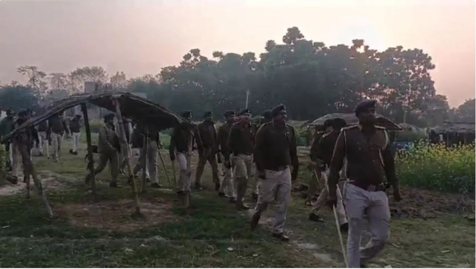 बिहार: बरसाए ईंट-पत्थर, वाहनों में तोड़फोड़… पुलिस की टीम पर हमला