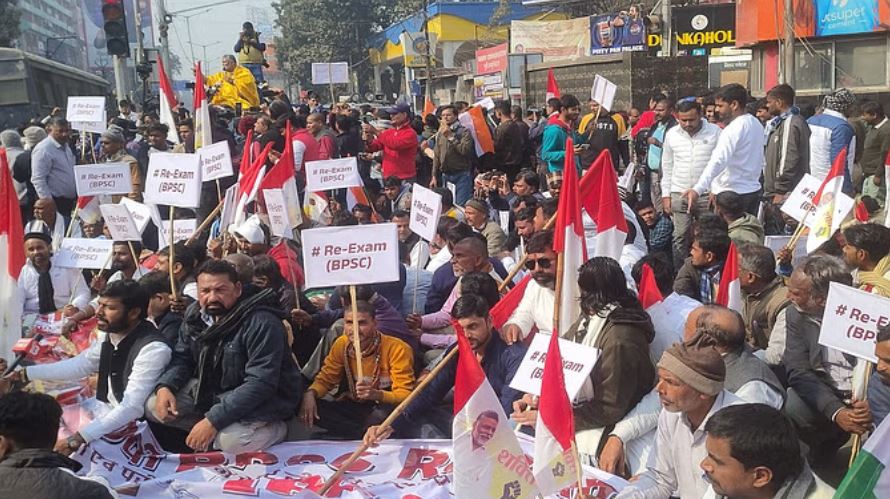 बीपीएससी प्रोटेस्ट: पटना में पप्पू यादव के समर्थकों ने मचाया उत्पात