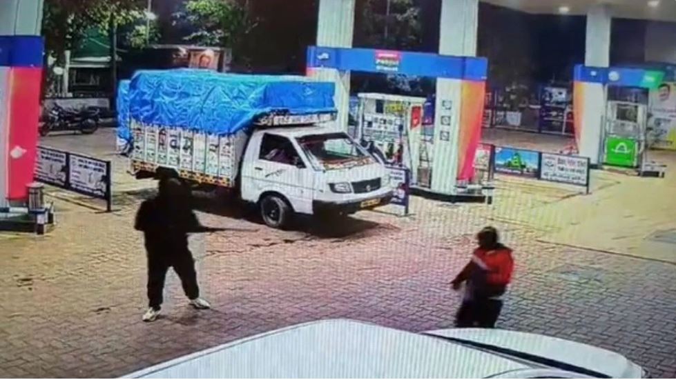 ‘पेट्रोल डालो, पैसा नहीं मिलेगा’… तेल डलाने के बाद बदमाशों ने की फायरिंग