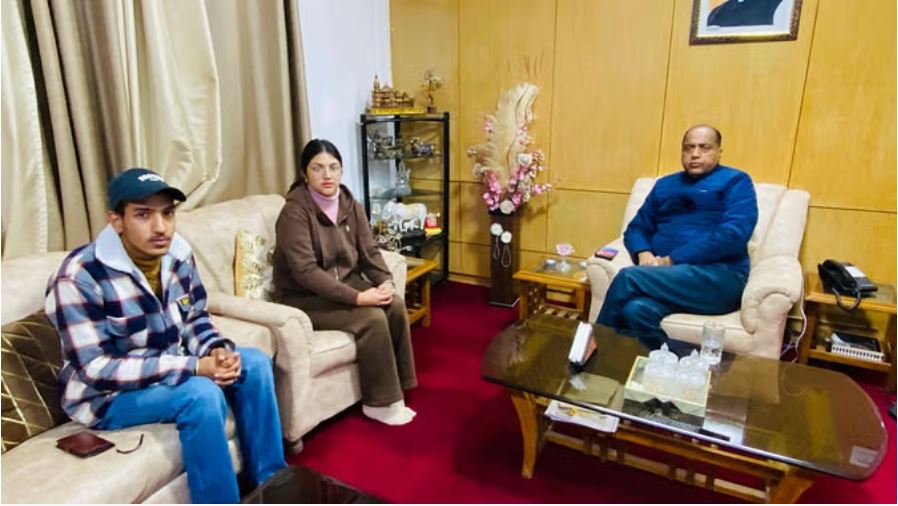 जाह्नवी शर्मा से मिले नेता प्रतिपक्ष- सरकार की लापरवाही की वजह से गई बच्ची के पिता की जान