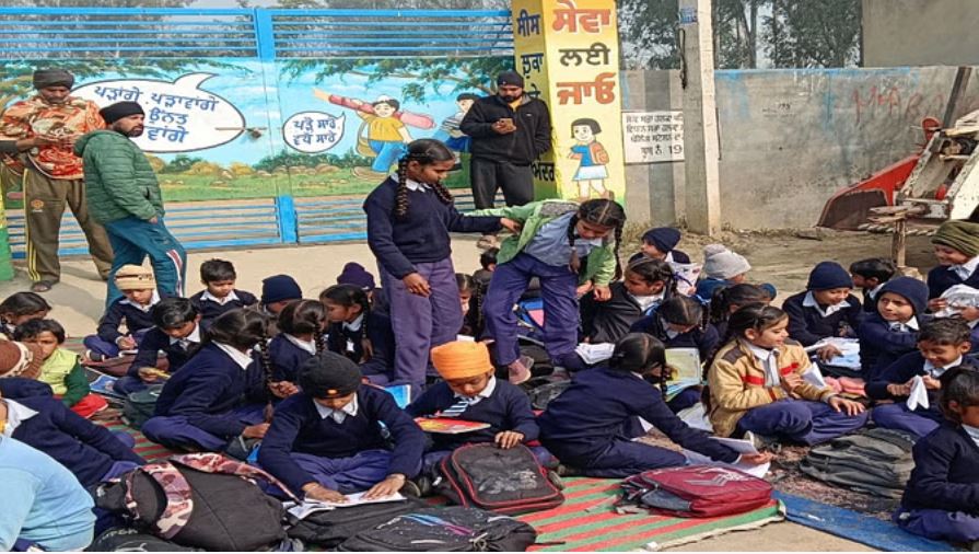 पंजाब: सरकारी स्कूल में सिर्फ एक मास्टर... गुस्साए लोगों ने गेट पर जड़ा ताला