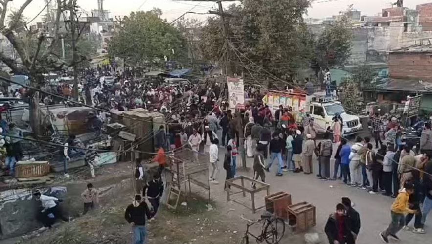 रुड़की में मतदान बंद करने को लेकर बवाल, पुलिस ने फटकारी लाठियां