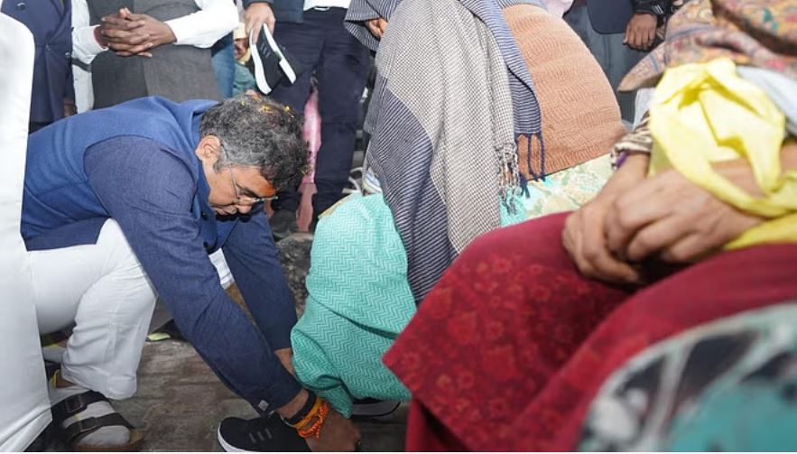 भाजपा प्रत्याशी प्रवेश वर्मा की मुश्किलें बढ़ी, जूते बांटने के मामले में एफआईआर दर्ज