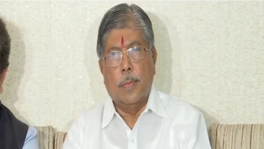  'सरपंच मामले में मुंडे के खिलाफ सबूत मिले तो उनसे इस्तीफा ले लेंगे': चंद्रकांत पाटिल