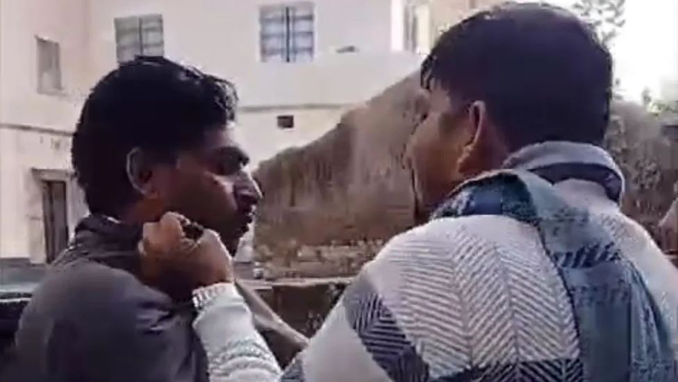 बिजली बिल वसूलने गई सरकारी टीम, गांव वालों ने दौड़ा-दौड़ा कर पीटा