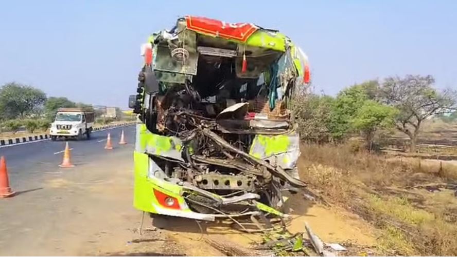 महासमुंद: सड़क किनारे खड़े ट्रक से बस की जोरदार टक्कर, एक बच्ची की मौत, 19 लोग घायल