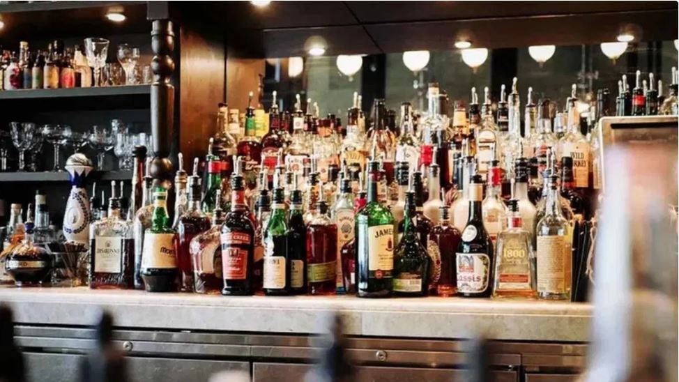 नोएडा के लोगों ने बनाया नया रिकॉर्ड, गटक गए इतने करोड़ की शराब