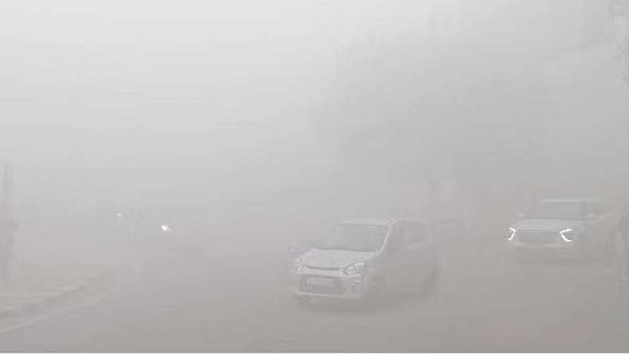 अलवर में मावठ ने बढ़ाई ठिठुरन, कोहरे के कारण विजिबिलिटी शून्य