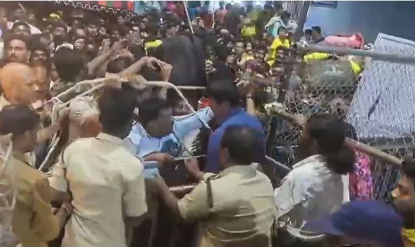 वैकुंठ द्वार दर्शनम के लिए उमड़े हजारों लोग, पहले टिकट पाने की जद्दोजहद में मची भगदड़
