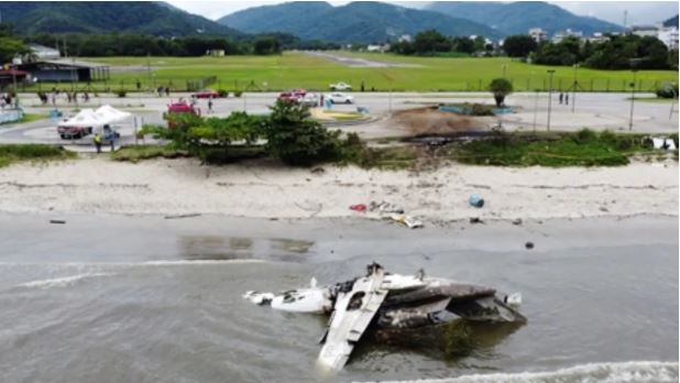 आसमान से सड़क पर आ गिरा विमान, इमरजेंसी लैंडिंग के बाद लगी आग; एक की मौत और सात घायल