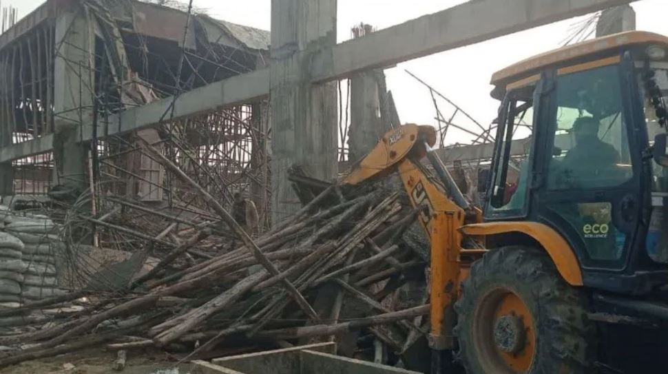 कन्नौज रेलवे स्टेशन पर बड़ा हादसा, लेंटर गिरने से कई मजदूर दबे