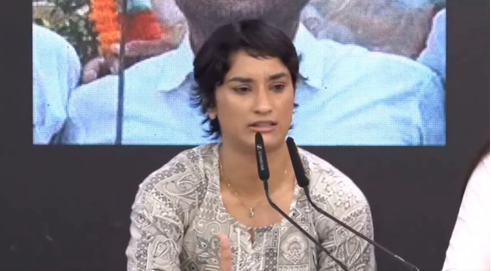 ‘ये केवल एक दूसरे से झगड़ते हैं’, विनेश फोगाट ने आप-बीजेपी पर बोला हमला