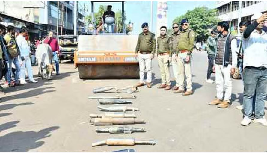 शिवपुरी: पुलिस ने सड़क पर रखे साउंड वाले साइलेंसर और फिर चलवा दिया रोड रोलर