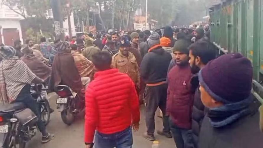 रुड़की: ट्रक ने बाइक सवार को मारी टक्कर, मौत से गुस्साए ग्रामीणों ने लगाया जाम