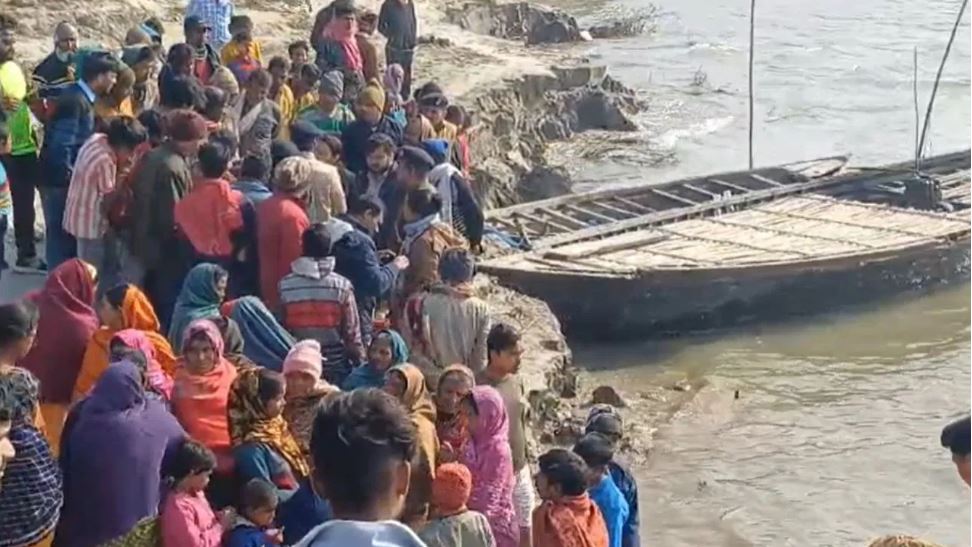 कटिहार: चाइनीज मोटर हुई फेल, बीच नदी में पलटी नाव, 3 की मौत… 10 लापता
