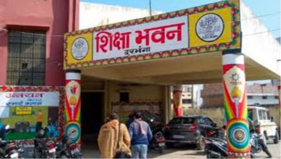 स्कूल में शिक्षिका से अभद्रता कर रहे थे प्रिंसिपल और टीचर, शिक्षा विभाग ने दोनों को किया निलंबित