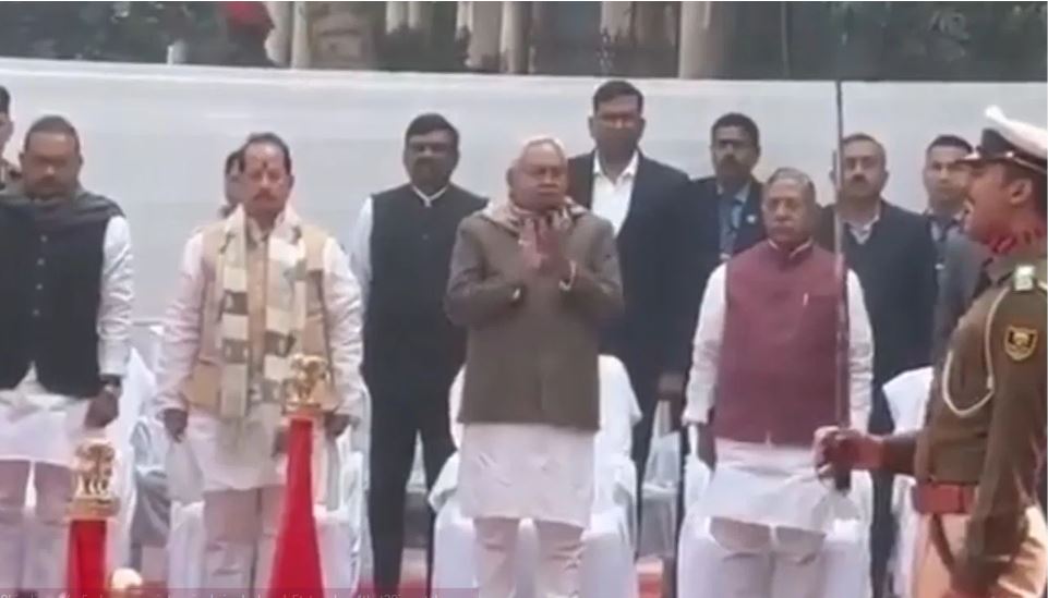 गांधी की पुण्यतिथि पर नीतीश कुमार बजाने लगे ताली, वीडियो पर मचा बवाल