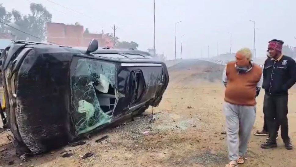 नोएडा हाईवे पर टकराईं गाड़ियां, पलट गई कार… महाराष्ट्र में तीन की मौत
