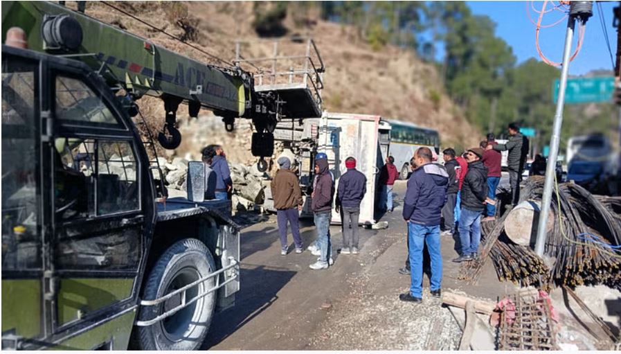 दोबाटा के पास अनियंत्रित होकर सड़क पर पलटा डंपर, चालक ने कूदकर बचाई जान