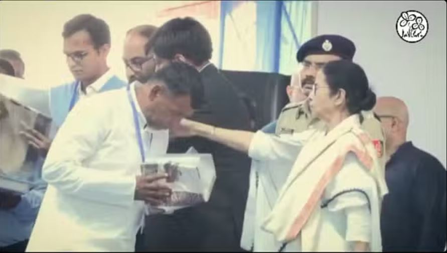 ममता बनर्जी ने बांग्लादेश से स्वदेश लौटे 95 मछुआरों को 10-10 हजार रुपये की मदद दी