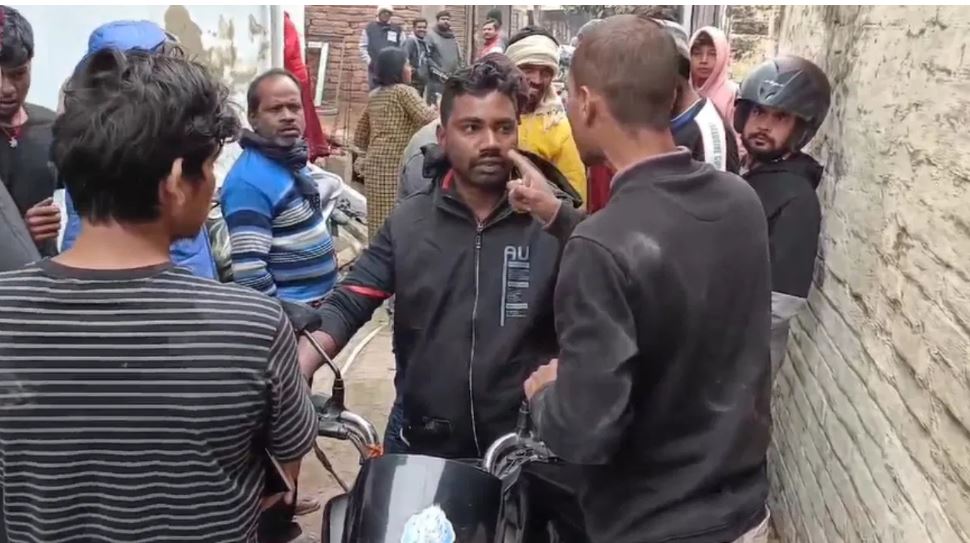 बीच सड़क सब इंस्पेक्टर की पिटाई, लोगों ने बरसाए लप्पड़-थप्पड़, क्यों किया ऐसा?