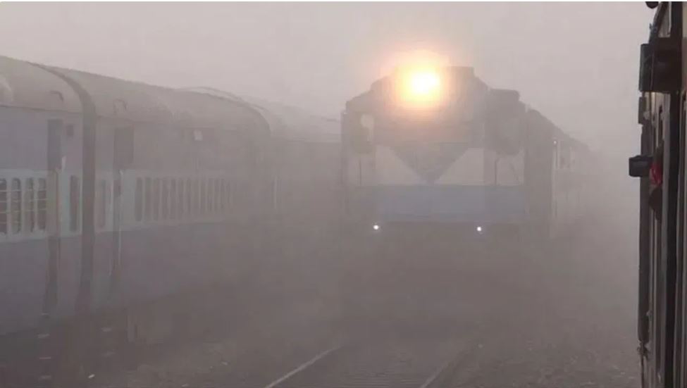 महाकुंभ में कोहरा बना विलेन, रेलवे ने कैंसिल कर दी ये ट्रेनें