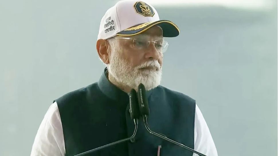 आर्मी दिवस पर पीएम मोदी ने नौसेना को सौंपे 3 स्वदेशी युद्धपोत