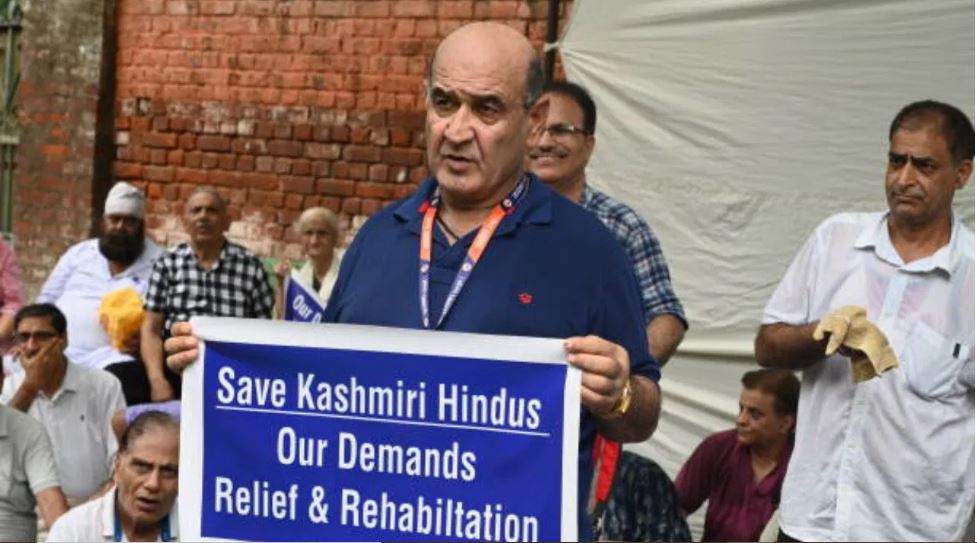 कश्मीरी पंडितों के पलायन के 35 साल! अनुपम खेर ने सुनाई दर्द भरी कविता