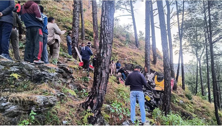 पौड़ी: खाई में गिरी श्रीनगर के लिए निकली बस, चार की मौत की आशंका, कई घायल