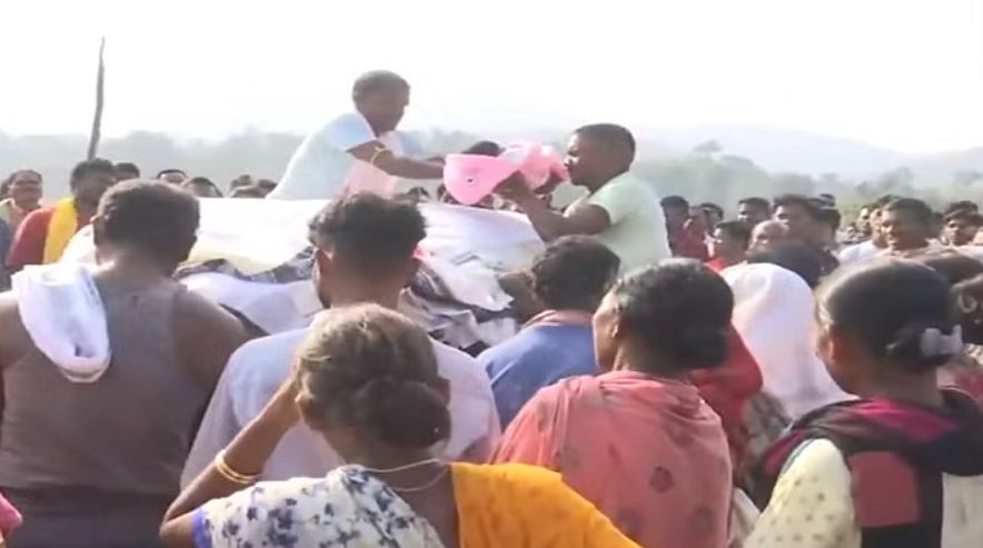 आईईडी ब्लास्ट: दो माह के मासूम ने पिता को दी अंतिम विदाई