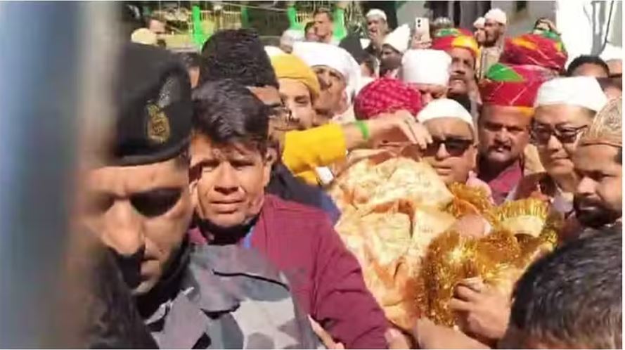 पीएम मोदी की ओर से भेजी गई चादर अजमेर दरगाह में पेश, केंद्रीय मंत्री रिजिजू लेकर पहुंचे