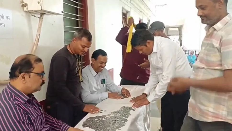 छत्तीसगढ़: 20 हजार के सिक्के लें नामांकन फार्म लेने पहुंचा मेयर कैंडिडेट