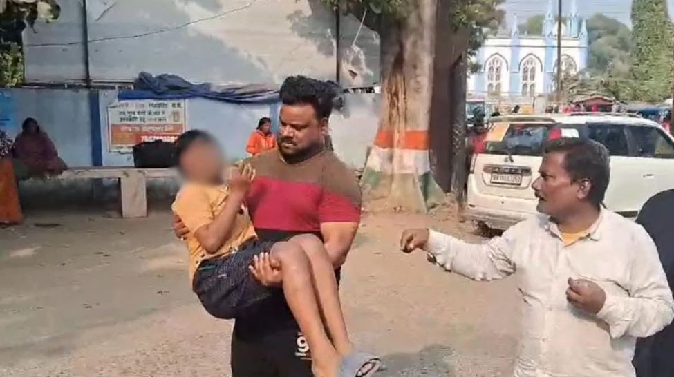 'बिस्किट चुराता है...' ठंडे पानी से बच्चे को नहलाया, दुकानदार ने पीटा