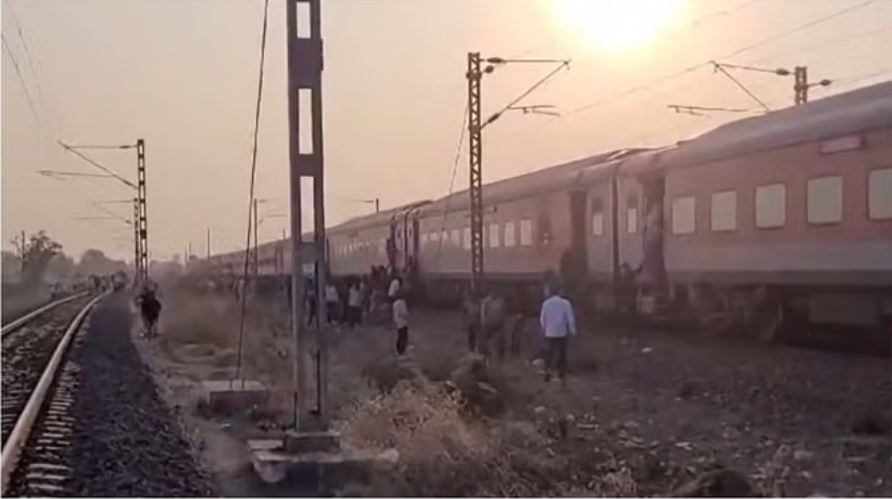 पुष्पक एक्सप्रेस में आग की अफवाह के बाद कूदे यात्री, 10 की मौत