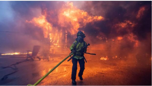 अमेरिका: घरों तक पहुंची लॉस एंजिल्‍स में लगी भयानक आग, सैकड़ों घर स्वाहा