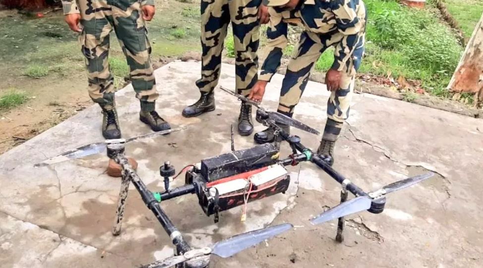 बॉर्डर पर नहीं थम रही पाकिस्तान की नापाक हरकत, पंजाब में ड्रग्स और हथियार बरामद