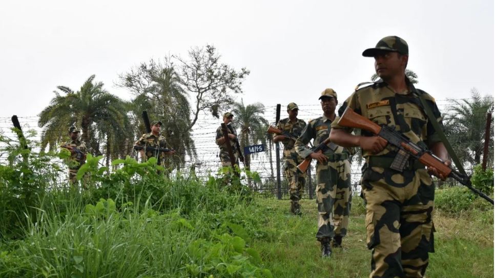 भारत-बांग्लादेश की सीमा पर झड़प, बीएसएफ ने दागे आंसू गैस के गोले