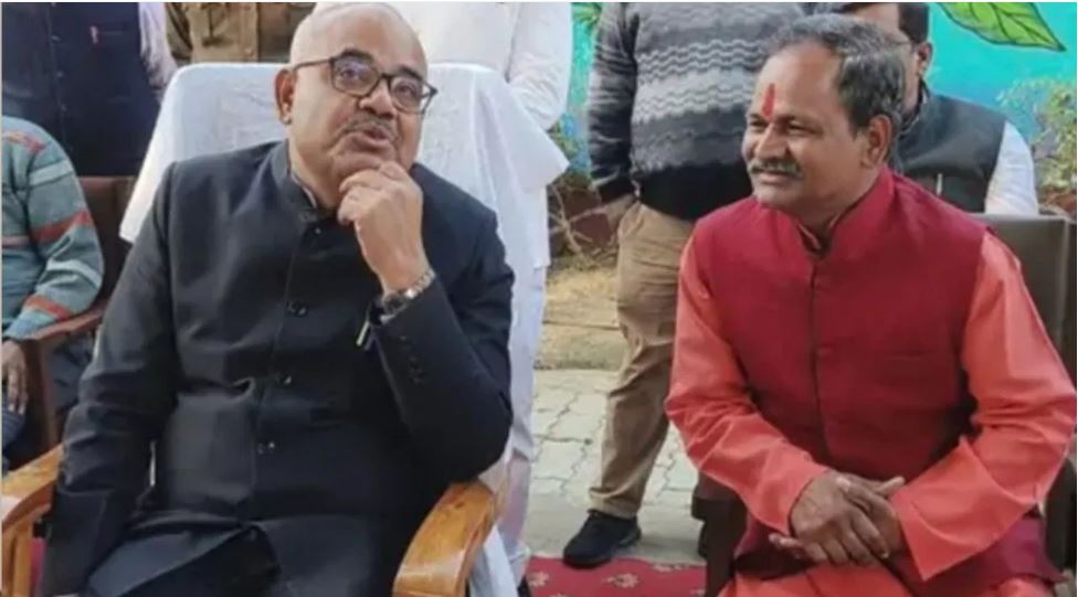 कानपुर: पुलिसकर्मी ने मारे थे थप्पड़, डीएम ने ऐसे लौटाया सम्मान