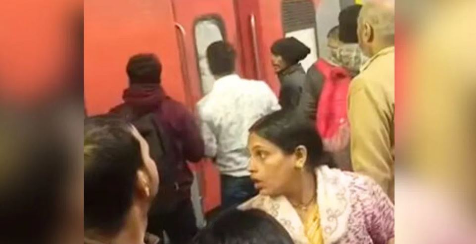 पटना जंक्शन पर अफरातफरी, बोगी का गेट अंदर से किया बंद, यात्रियों की छूटी ट्रेन