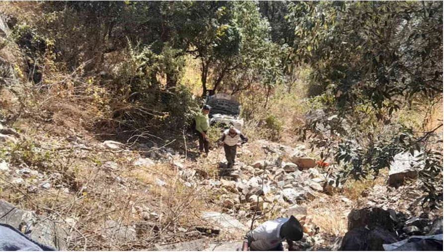 कोटद्वार: दिल्ली की कार अनियंत्रित होकर खाई में गिरी, दो की मौत, एक घायल