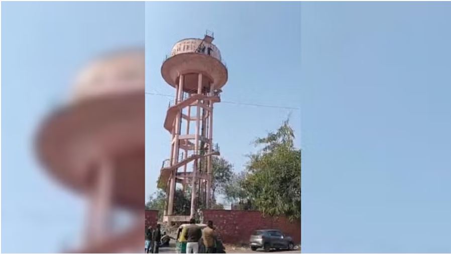 जयपुर में पानी की टंकी पर चढ़े यूटीबी नर्सिंग कर्मी, वेतन नहीं मिलने पर खूब काटा बवाल