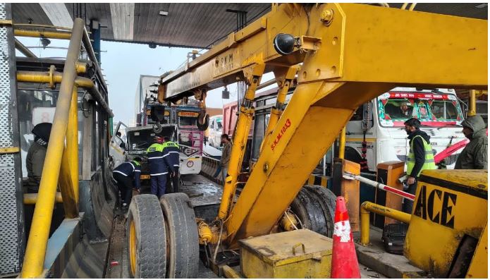 मथुरा: टोल बूथ पर बेकाबू ट्रक ने बरपाया कहर; 12 लोग घायल