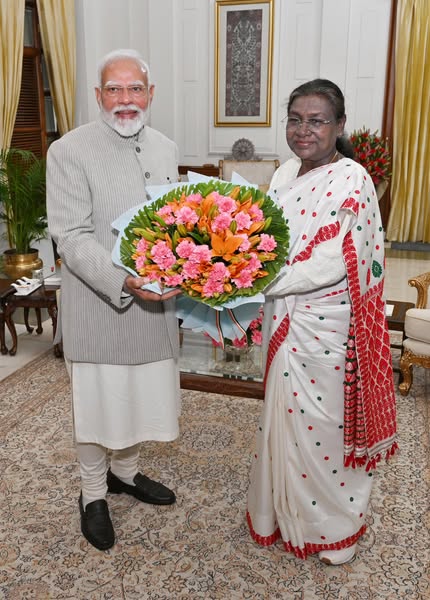 राष्ट्रपति भवन पहुंचे पीएम मोदी, राष्ट्रपति द्रौपदी मुर्मू से की मुलाकात