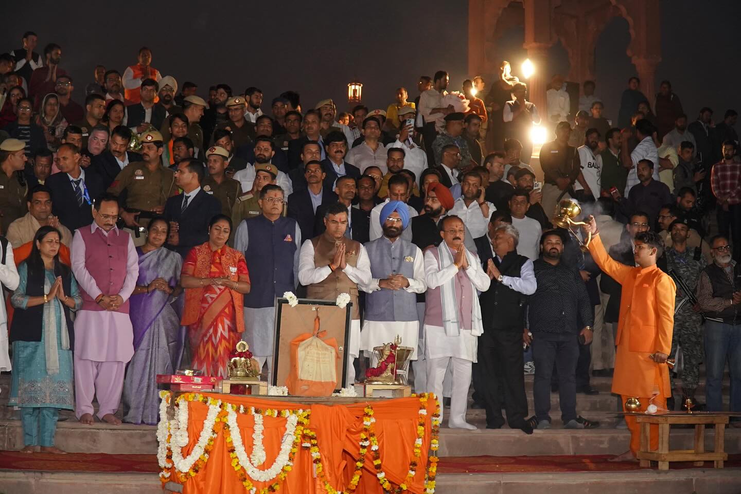 दिल्ली: सीएम रेखा गुप्ता ने मंत्रियों के साथ विधि विधान से की यमुना आरती