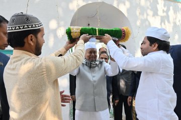 मनेर पहुंचे सीएम नीतीश कुमार, सूफी संत की मजार पर चढ़ाई चादर