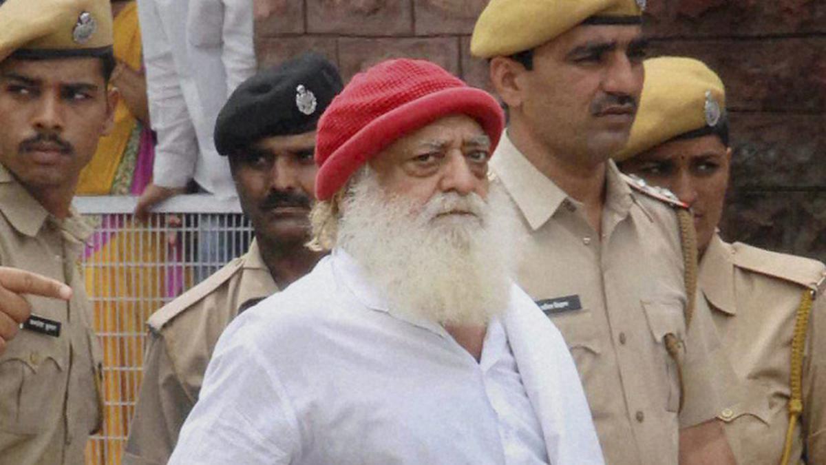 आसाराम के बाद अब उसके सेवादारों पर भी छेड़छाड़ का आरोप, मामला दर्ज