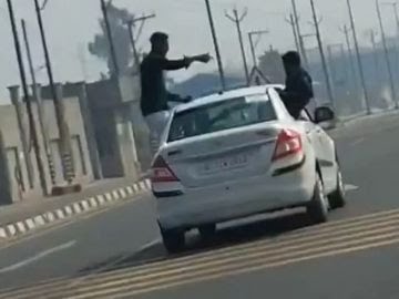 कार की विंडो से निकलकर खतरनाक स्टंट, पुलिस ने लिया संज्ञान