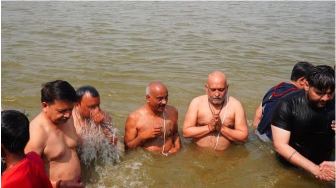 महाकुंभ में कांग्रेस प्रदेश अध्यक्ष अजय राय ने लगाई डुबकी