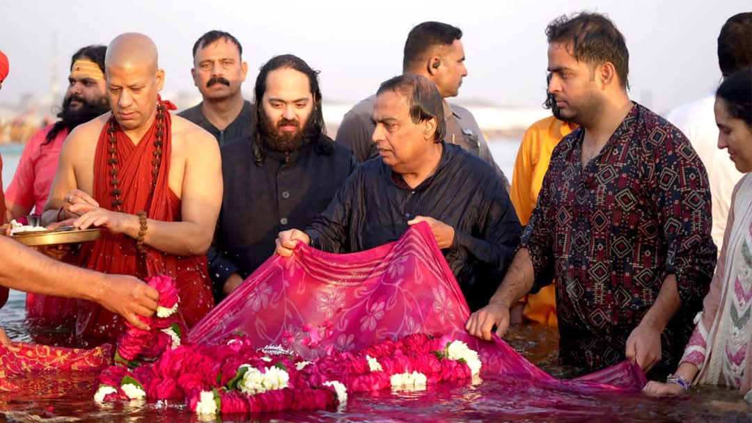 संगम पर अंबानी परिवार की पूजा करा विवादों में घिरे निरंजन पीठाधीश्वर