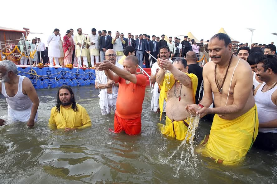 महाकुंभ पहुंचे जेपी नड्डा, परिवार संग लगाई संगम में डुबकी